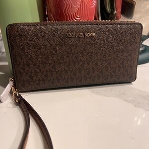 Brand Michael Kors new Zip large wallet theres more room credit compartment